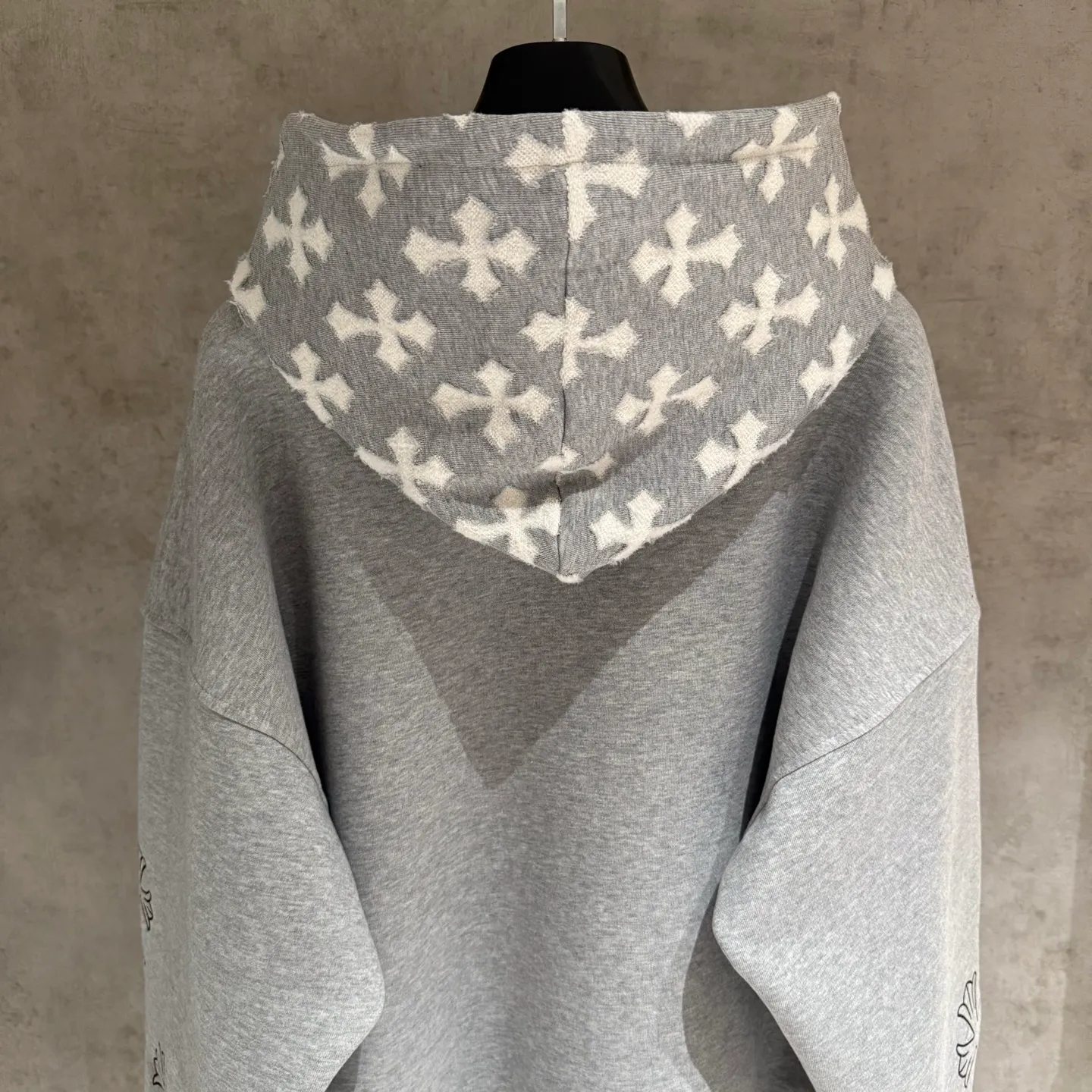 🅿️390 [Strict quality control] CH Croixin's new long-sleeved hooded sweatshirt. The fabric is made of heavy 480g double yarn fabric. The whole garment is washed. The front and rear panels are laser-burned. The ready-to-wear wash is loose. The fabric is stiff and stylish. It does not deform or shrink. Color: black, white, floral gray. Size: M-2xl